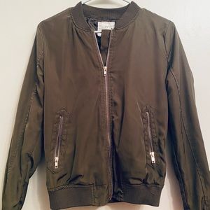 Olive green bomber jacket 💕